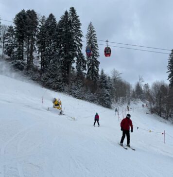 Schi în Poiana Brașov. Au fost deschise încă două pârtii cu zăpadă artificială – Drumul Roșu și Sulinar