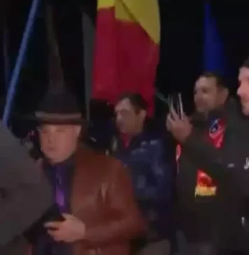 Protestatari din Piaţa Victoriei au plecat spre Palatul Cotroceni cerând plecarea lui Iohannis din fruntea statului