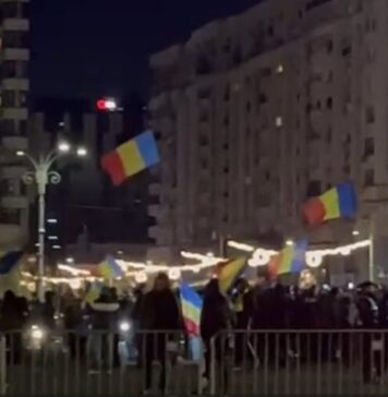 Sute de români, în Piaţa Victoriei, scandând împotriva deciziei ÎCCJ privind alegerile prezidenţiale