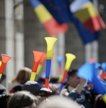 Sute de români din toată ţara se îndreaptă spre sediul CCR pentru a cere reluarea turului 2 al prezidențialelor