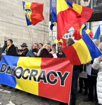 Ce s-a strigat la protestul din fața Parlamentului European: ”Ursula, nu uita, România nu-i a ta!”