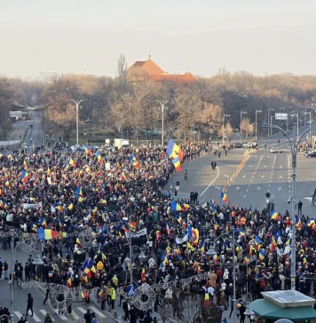 „Unde ești Tudor Chirilă cu căciulița ta „dă protest” și gleznele goale? Unde ești Marius Manole, răvășit de setea de dreptate, având grijă să pozezi cât mai teatral și să ieși bine în fotografii, ca să ai ce posta pe Facebook? Unde ești Victor Rebengiuc, revoluționarule etern, care n-ai ratat nicio manifestație de protest împotriva feluritelor Ordonanțe ale guvernului? Unde ești, Gabriel Liiceanu, cu fața aia bosumflată, cu înțelepciunea ta încruntată și cu acel cuvânt „care ne unește” format din patru litere, M**E, tatuat estetic, cu înflorituri și arabescuri, pe frunte? Unde ești, Oana Pellea, să pui de-un „flash mob” dramatic cu buletine de vot arzând?”, se întreabă jurnalista Luminiţa Arhire
