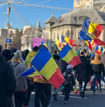 ÎCCJ dezbate recursul în dosarul anulării alegerilor prezidențiale; românii se strâng în faţa Înaltei Curţi strigând „turul 2 înapoi”