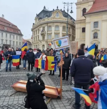 Protest cu coșciugul în fața primăriei Sibiu: „Iohannis a omorât democrația!”
