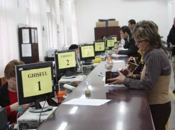 Clasicele cozi de început de an la ghișeele de taxe: Oamenii stau la rând de la 7 dimineața