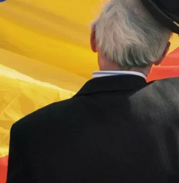 „Călin Georgescu e o reacție. O reacţie la progresismul virulent, asociat cu pandemia și cu eșecul clasei politice de a o administra corect, transparent și fără ca ea să fie prilej de furtișaguri. Peste toate acestea, s-a așezat un dirijism politic greu de înghițit, care a distrus establismentul politic. Dărîmarea lui Dragnea, impunerea pe rînd a șefilor PNL de la Cotroceni au arătat că partidele politice n-au, de fapt, nicio putere. Și deci nici legitimitate. Iohannis s-a compromis nu numai prin acest amestec prin care a dus în derizoriu pluralismul politic, atîta cît funcționa el, ci l-a asezonat cu golf și avioane de lux, excursii exotice. Cu aromă de dictatură a unui om leneș”, spune istoricul Marius Oprea