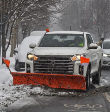 Sute de muncitori ai Primăriei Sector 6 s-au „luptat” cu zăpada