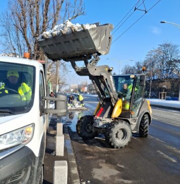Primăria Sectorului 6 cară zăpada din oraș