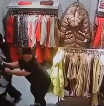 Un hoț deghizat în femeie s-a luat la bătaie cu vânzătoarele dintr-un magazin din București