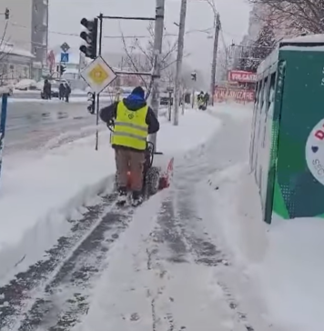 Primarul Vlad Popescu Piedone a mobilizat 400 de lucrători pentru deszăpezirea trotuarelor în Sectorul 5 / VIDEO