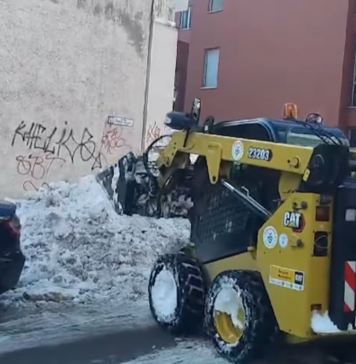 VIDEO/ Primăria Sectorului 5 derulează acțiuni de deszăpezire a curților unităților de învățământ înainte de întoarcerea elevilor la cursuri