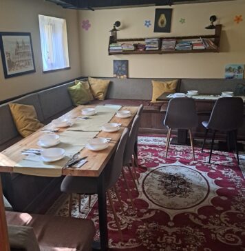 ANPC a închis restaurantul Herr Kiki Schnitzelarie din București. La subsolul imobilului funcționa un after-school ilegal, clandestin