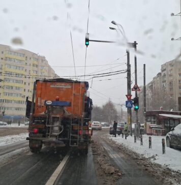 Operatorii de salubritate din Capitală sunt în alertă și acționează pentru prevenirea poleiului