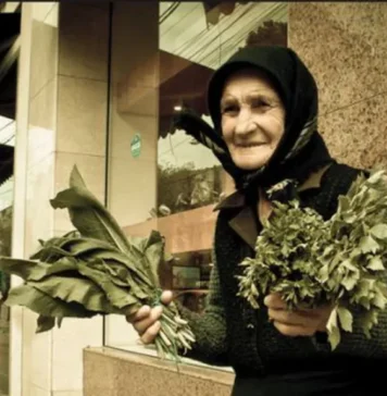 „Zi de zi, chestii care țin de normalitatea așa-zisei civilizații pe care o clamează pro-ioropienii (sic!) ajung să le mănânce oamenilor ultimul bănuț din portofel. Văd prin piețe oameni amărâți care-și numără banii pentru o legătură de pătrunjel. Dincolo de tarabă (dacă are tarabă!) stă o băbuță la fel de amărâtă, care din acei bani abia-și face de-o pâine și de transportul până la piață de a doua zi. Și uite-așa văd în ochii lor obsedanta întrebare: „Nouă, ce ne-a mai rămas?”, scrie analistul politic Dan Diaconu