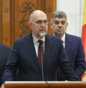 „Astăzi, puterea politică urcă România pe Titanic. Pe „Imnul Europei”, Titanicul se scufundă în toată splendoarea căderii acestui imperiu. Astăzi, puterea de la București nu înțelege nimic din acest lucru, rămâne în paradigma Titanicului. Își umflă ridicol mușchii bruxelleso-sorosisti, dând replici imbecile, direct sau indirect, prin diferite „voci”, reprezentanților SUA, participând la „reuniuni” penibile, incerte, on-line- față în față cu Emanuel”, spune Mihai Tîrnoveanu