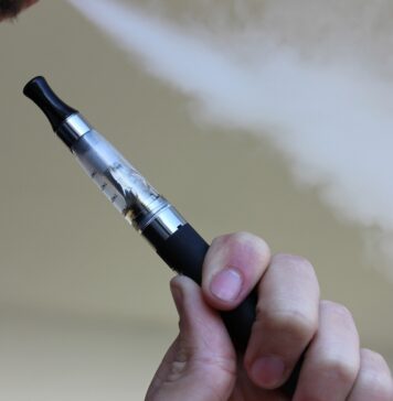 Avertisment al medicilor pneumologi și cardiologi: „Țigările electronice nu sunt o alternativă sigură”