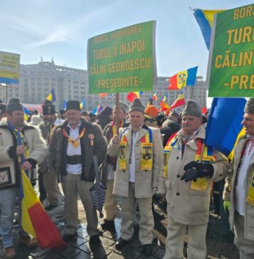 Călin Georgescu, la protestul din Piața Constituției ÎN CÂRJE, după ce s-a operat: „TREBUIE să asculte vocea poporului! Dincolo de puterea poporului român nu mai există nimic