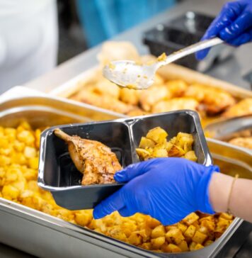 Banca de Alimente a Sectorului 6 livrează, de azi, mâncare caldă pentru elevii de la „Școala după școală”