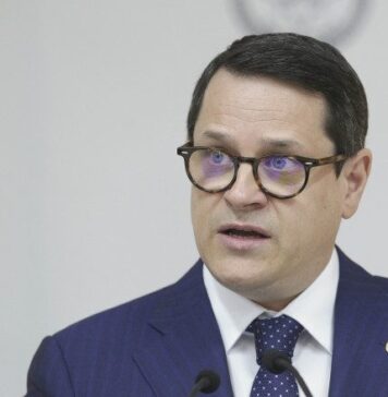 Hellvig: „Cine are interesul să-l ducă de nas pe dl. Călin Georgescu? Cine îl trimite la televizor să se expună ridicolului?”