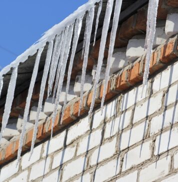 NEWS ALERT Femeie ucisă în Chiajna de o bucată de gheață căzută de pe un bloc