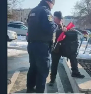 Protestatari cu steaguri, legitimați de jandarmi: „Pentru intimidare?”; Purtătorul de cuvânt al Jandarmeriei dezminte că oamenii sunt intimidaţi (realitatea.net)