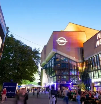 Regizorul român Radu Jude a simţit nevoia să iasă în evidenţă: „F…k Putin+Trump“, a scris acesta pe un afiş, la Festivalul de la Munchen