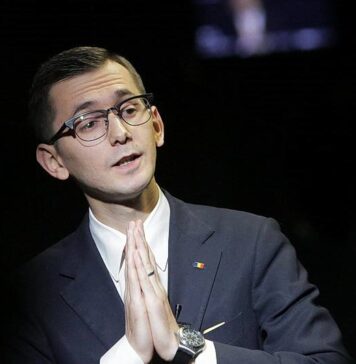 „România a ajuns la stadiul penibil în care o formă de viață cu numele de Pavel Popescu se duce la Munchen în numele statului român și-l ia la rangă pe emisarul special al președintelui SUA, generalul Keith Kellogg”, spune jurnalistul Octavian Ştireanu