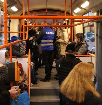 Controlor STB, atacat de un bărbat pe linia 10 de tramvai din București. Atacatorul a fugit