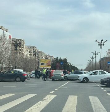 Trafic restricționat pe bulevardul Unirii, după un accident cu trei autovehicule. O mașină s-a răsturnat