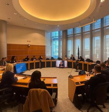 Victor Negrescu: România–SUA: Un parteneriat economic care aduce investiții, locuri de muncă și stabilitate 💼📈 Ca vicepreședinte al Parlamentului European, am discutat cu reprezentanții Camerei de Comerț Americane în România despre cum putem construi, printr-o legislație europeană clară și predictibilă, un mediu economic mai competitiv pentru România. 🏛️ AmCham România este de peste 30 de ani un pilon al comunității de afaceri din România, reprezentând peste 570 de companii care activează în 32 de sectoare, generează peste 250.000 de locuri de muncă și au investit peste 20 de miliarde de euro în România. Împreună, aceste companii generează o cifră de afaceri de peste 65 de miliarde de euro, adică peste 12% din PIB-ul României. 🌐 Colaborarea economică dintre România, Uniunea Europeană și Statele Unite nu este doar strategică, ci vitală pentru dezvoltarea noastră. Înseamnă acces la capital, la tehnologii avansate, la expertiză și oportunități reale pentru români. 💶 Fiecare milion de euro în plus adus în economie generează alte 10 locuri de muncă. ⚙️ Am discutat despre cum putem face legislația europeană mai prietenoasă cu mediul de afaceri: cu reguli clare, mai puțină birocrație și mai multă predictibilitate. ✅ Am susținut aplicarea eficientă a pachetului Omnibus și nevoia unui cadru stabil pentru antreprenori și investitori. 🚀 România are nevoie de un mediu economic sănătos, competitiv și conectat la marile fluxuri internaționale. 🤝 Iar consolidarea relației economice cu Statele Unite este una dintre cele mai valoroase direcții pentru viitorul nostru