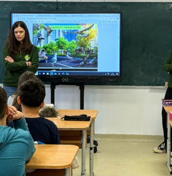 Modul dedicat animalelor sălbatice, în școlile din Ilfov. Șarpele Natașa, un piton regal (Python regius) salvat de Fundația Visul Luanei, ajutor de bază în predarea lecțiilor