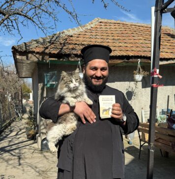 Preot din Ilfov, din poartă-n poartă pentru a-i convinge pe săteni să-şi sterilizeze câinii şi pisicile