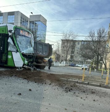 Accident între un tramvai şi o autobasculantă, în Bucureşti