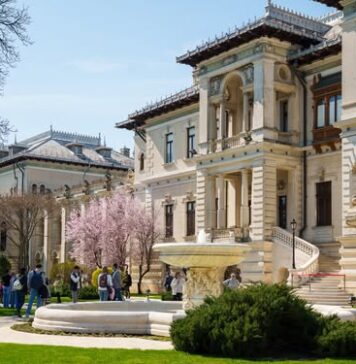 Vineri și sâmbătă, peste 13.000 de persoane au vizitat grădinile, curțile și sălile oficiale ale Palatului Cotroceni