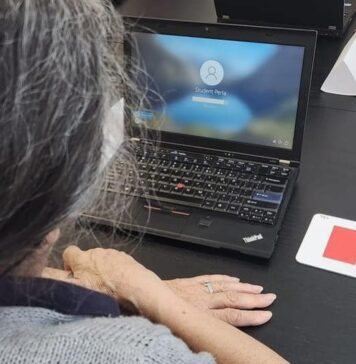 Cursuri de inițiere în lumea digitală pentru seniorii din București