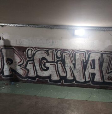 Tineri prinși că mâzgăleau cu graffiti un perete din Sectorul 6, puși să-l curețe