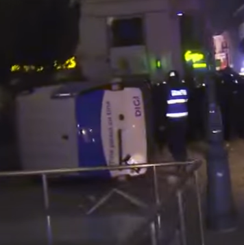 Polițiștii Capitalei au deschis dosar penal pentru distrugere, după ce protestatarii de la BEC au răsturnat mașina jurnaliştilor de la Digi24