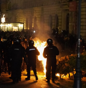 Trei dintre protestatarii implicați în violențele de la BEC, reținuți de procurori