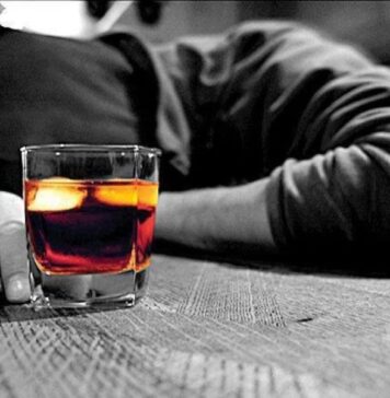 Elev găsit inconştient în baia unei unităţi de învăţământ din Sectorul 6, lângă un recipient cu alcool