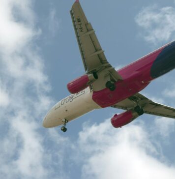 Wizz Air introduce sistemul de plată FĂRĂ numerar: Toate achizițiile de la bord vor fi procesate doar cu cardul începând cu 1 aprilie