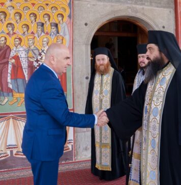 Bolojan, la slujbă, la mănăstirea Cernica