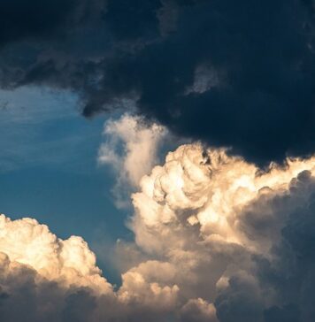 Weekend cu două anotimpuri în Capitală. Vreme caldă vineri și sâmbătă, urmată de ploi și lapoviță