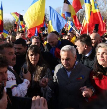 VIDEO Călin Georgescu: „Vor să-mi BLOCHEZE candidatura”. Apelul către miile de români prezenți în Piața Victoriei din Capitală