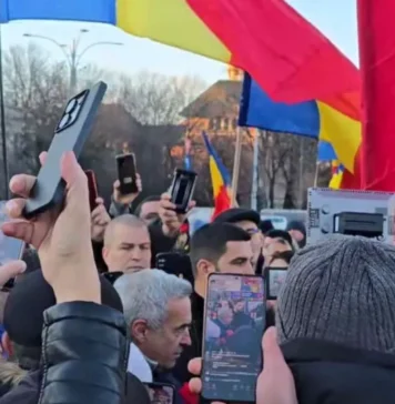 Călin Georgescu, în mijlocul protestatarilor, în Piaţa Victoriei: „Românii sunt importanţi, nu eu!”