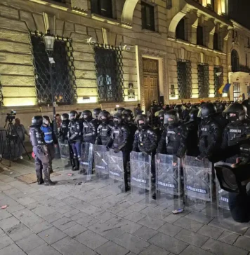 Sute de oameni se îndreaptă de la metrou spre sediul BEC din Bucureşti; tensiunea este la cote maxime, numărul jandarmilor suplimentat