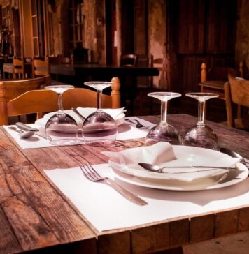 Circa 54% dintre tineri iau masa în oraș cel puțin o dată pe săptămână (studiu)