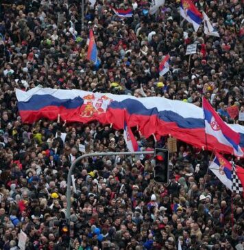 Cozmin Guşă: Sârbii dau o lecție de civism și curaj, ungurii se mișcă și ei contra exceselor, noi românii rămânem fricoși, tot la “coada vacii”!