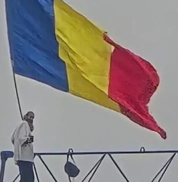 Stegarul Dac a renunțat, după 26 de ore, la protestul de la Arestul Central. Avocatul Dan Chitic acuză că organele de represiune l-au ținut fără apă