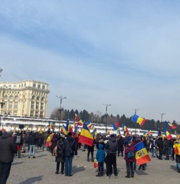 Câteva sute de persoane participă în Piața Constituției la un miting de susținere a lui Călin Georgescu