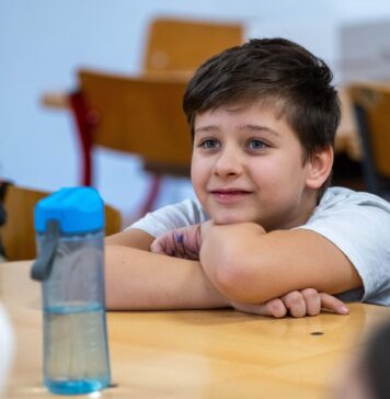 Aproape 30.000 de copii români beneficiază de serviciile centrelor de zi pentru prevenirea separării copilului de familie